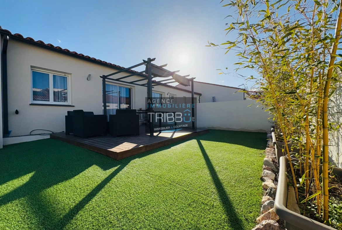 Villa à Thuir de plain-pied, 2 chambres avec jardin, garage et terrasse 