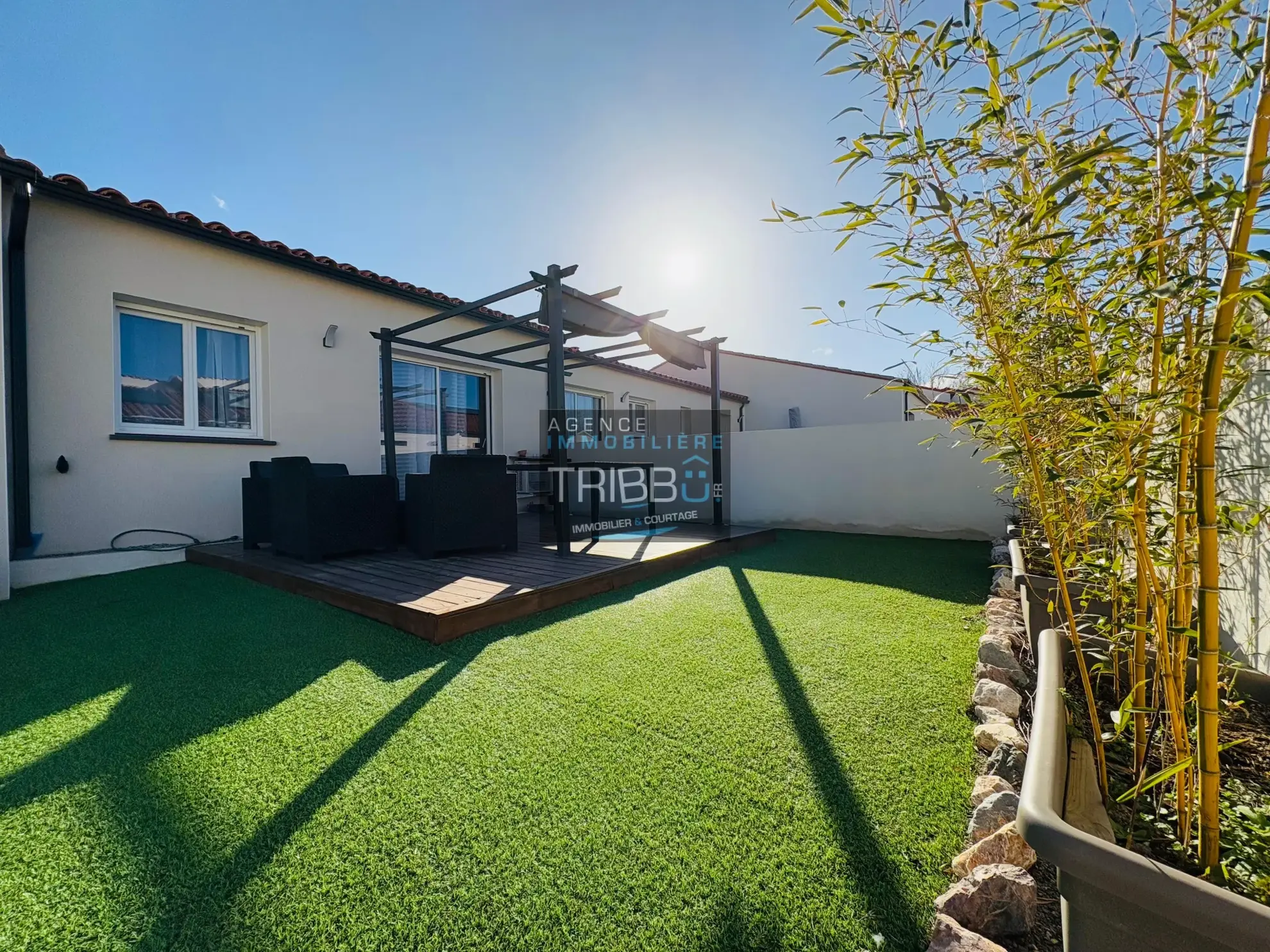 Villa à Thuir de plain-pied, 2 chambres avec jardin, garage et terrasse 
