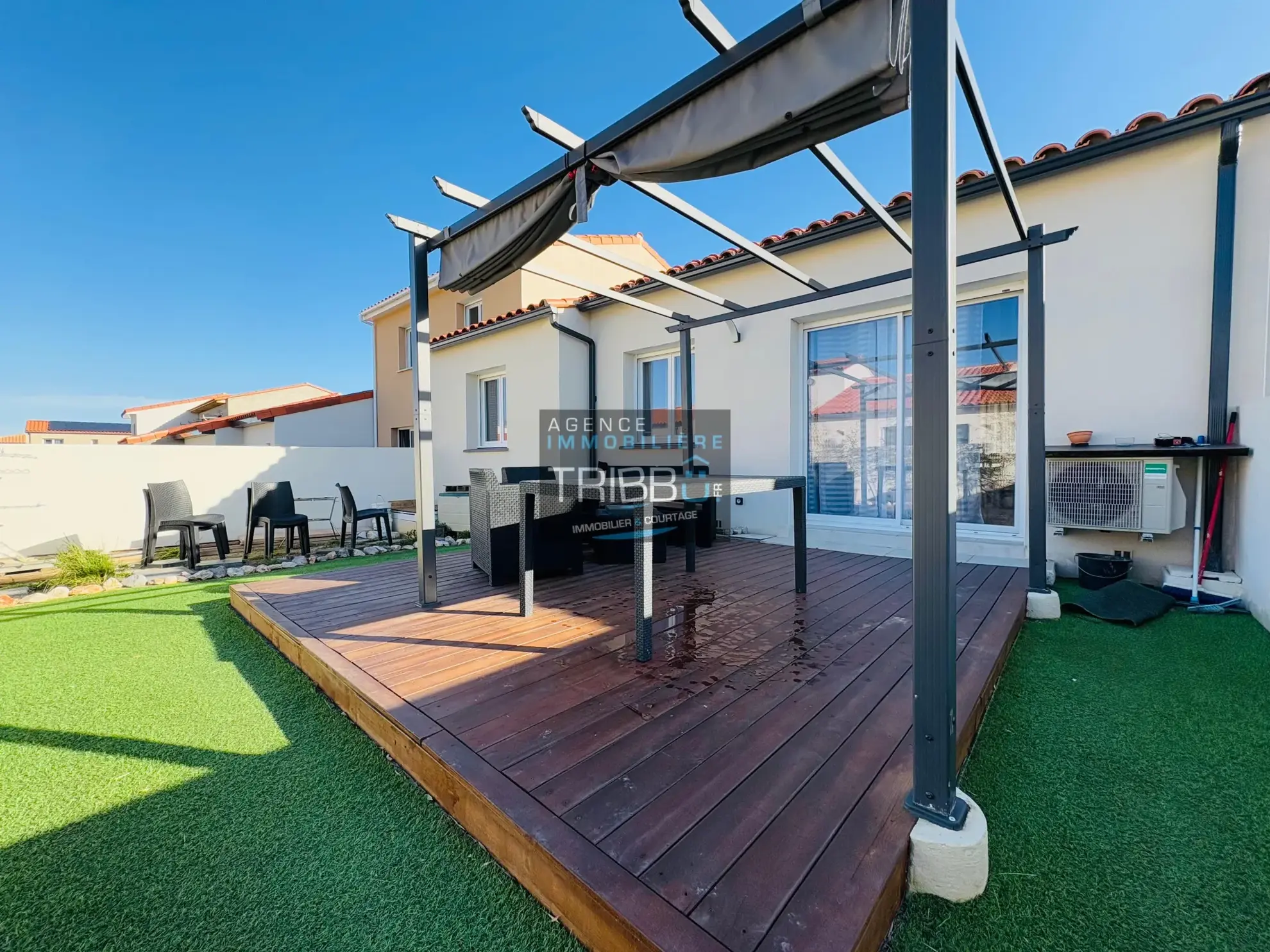 Villa à Thuir de plain-pied, 2 chambres avec jardin, garage et terrasse 