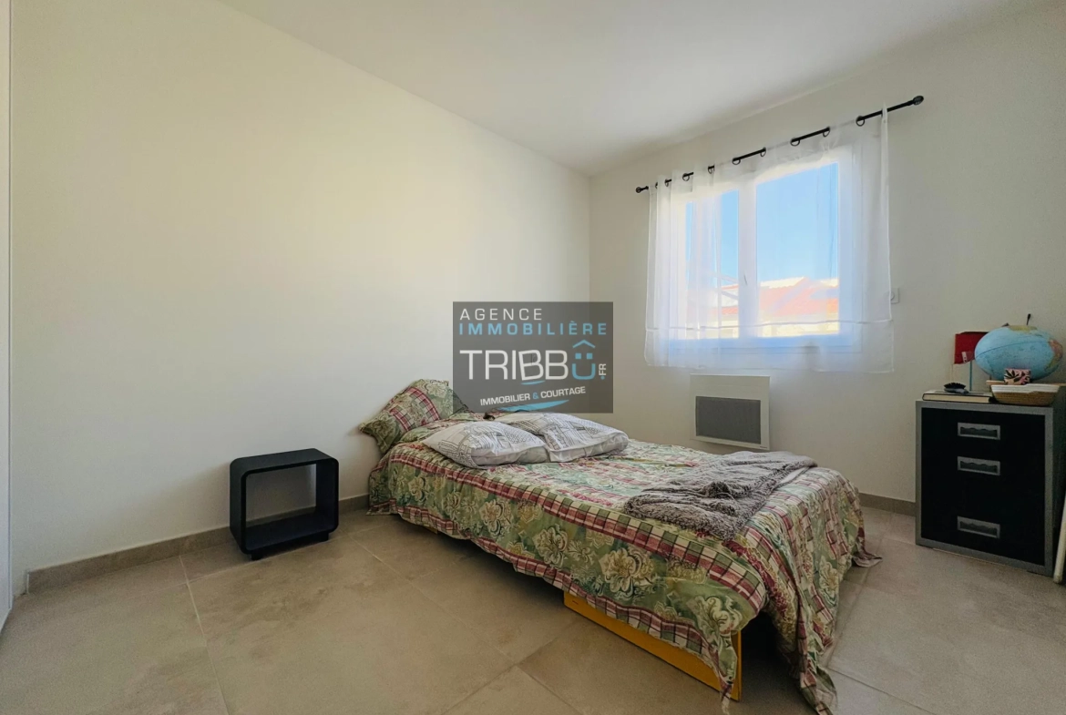 Villa à Thuir de plain-pied, 2 chambres avec jardin, garage et terrasse 