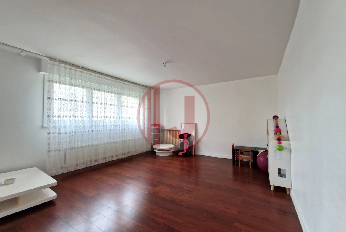 Appartement F5 spacieux en plein centre de Mulhouse avec balcon et loggia 