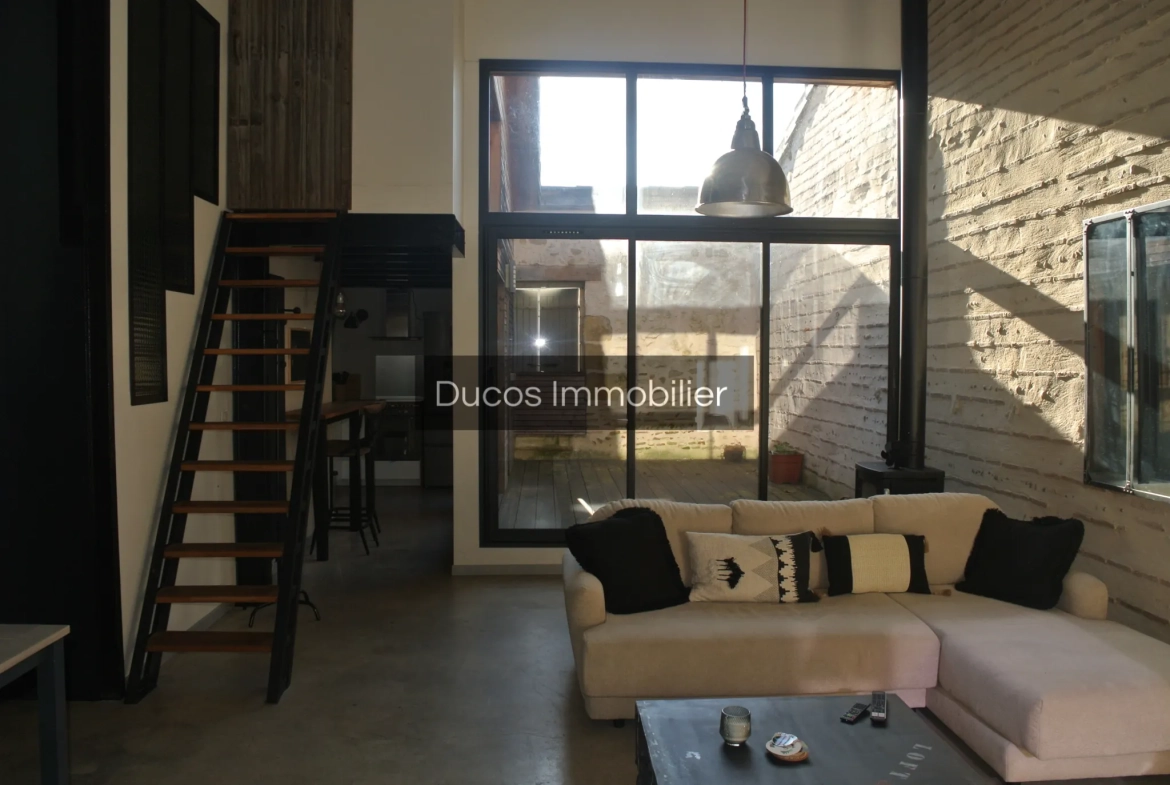 Maison de ville rénovée avec terrasse et garage au centre de Marmande 