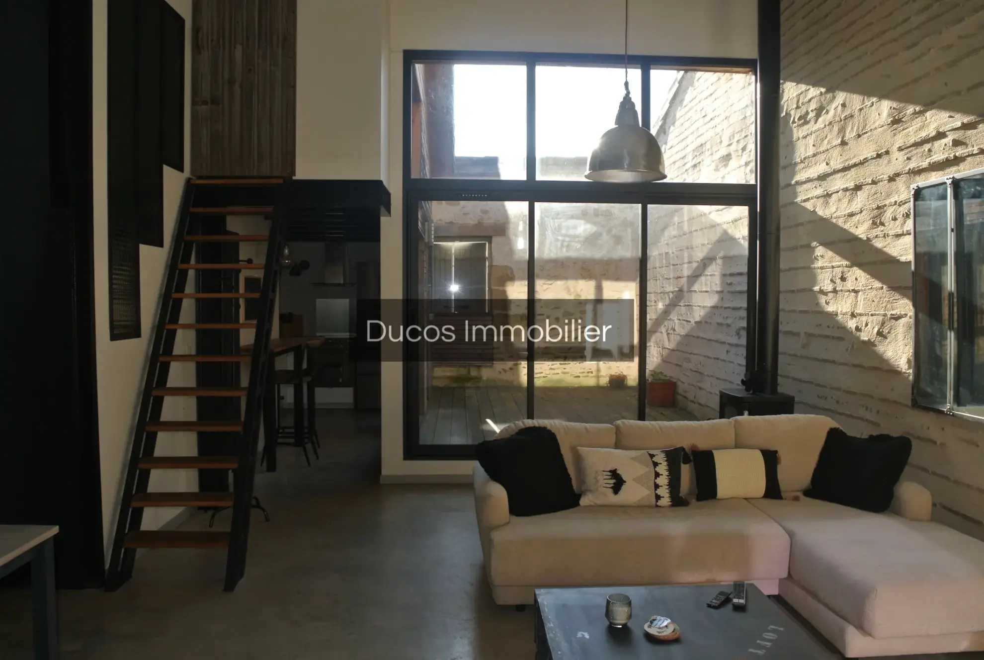 Maison de ville rénovée avec terrasse et garage au centre de Marmande 