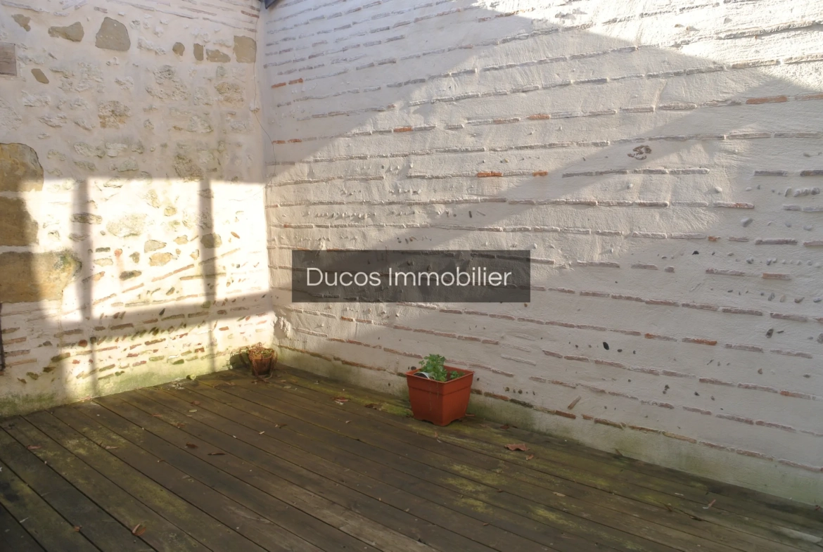 Maison de ville rénovée avec terrasse et garage au centre de Marmande 