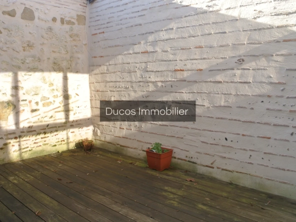 Maison de ville rénovée avec terrasse et garage au centre de Marmande 
