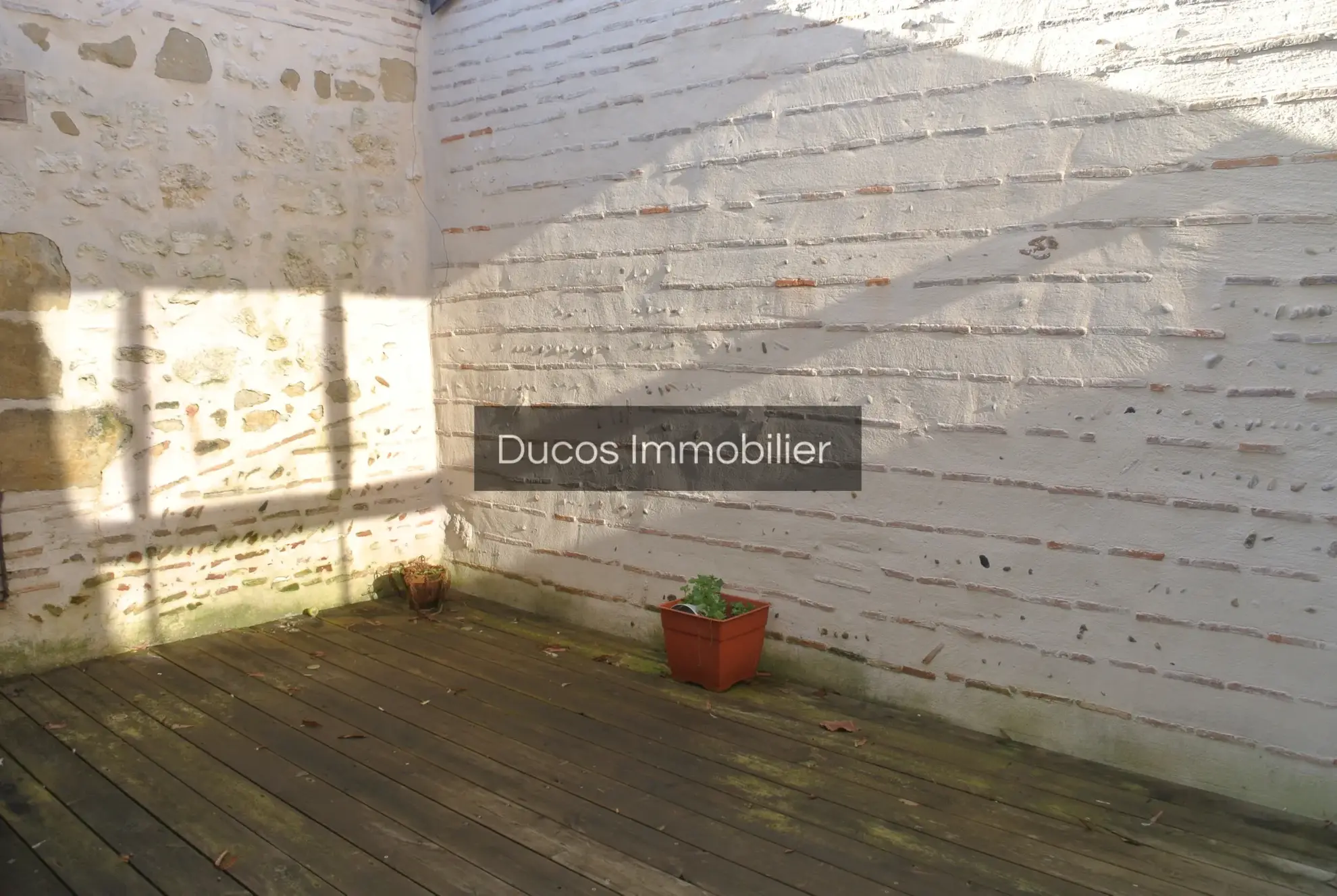 Maison de ville rénovée avec terrasse et garage au centre de Marmande 