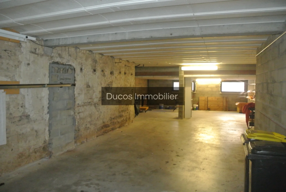 Maison de ville rénovée avec terrasse et garage au centre de Marmande 