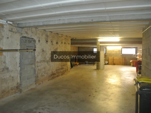 Maison de ville rénovée avec terrasse et garage au centre de Marmande 
