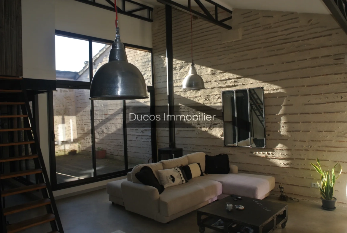 Maison de ville rénovée avec terrasse et garage au centre de Marmande 
