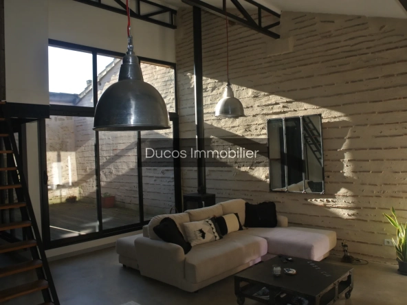 Maison de ville rénovée avec terrasse et garage au centre de Marmande