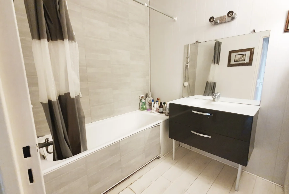 Appartement 4 pièces à Plaisir de 82 m² avec balcon et cave, idéalement situé 