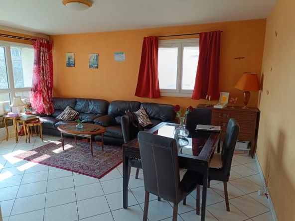 Appartement 4 pièces à Plaisir de 82 m² avec balcon et cave, idéalement situé
