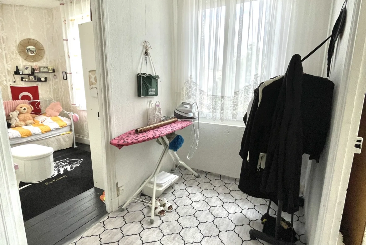 Maison à Saint-Quentin avec jardin, garage et grand parking - 112 m² 