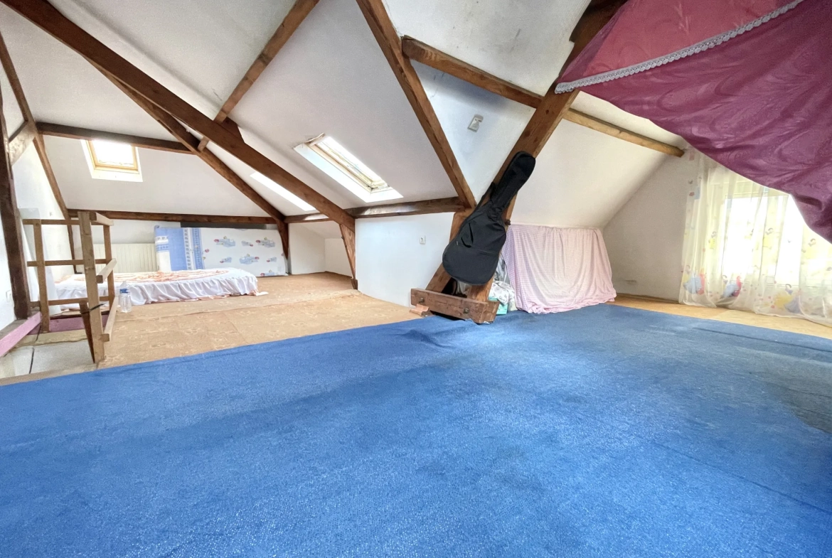 Maison à Saint-Quentin avec jardin, garage et grand parking - 112 m² 