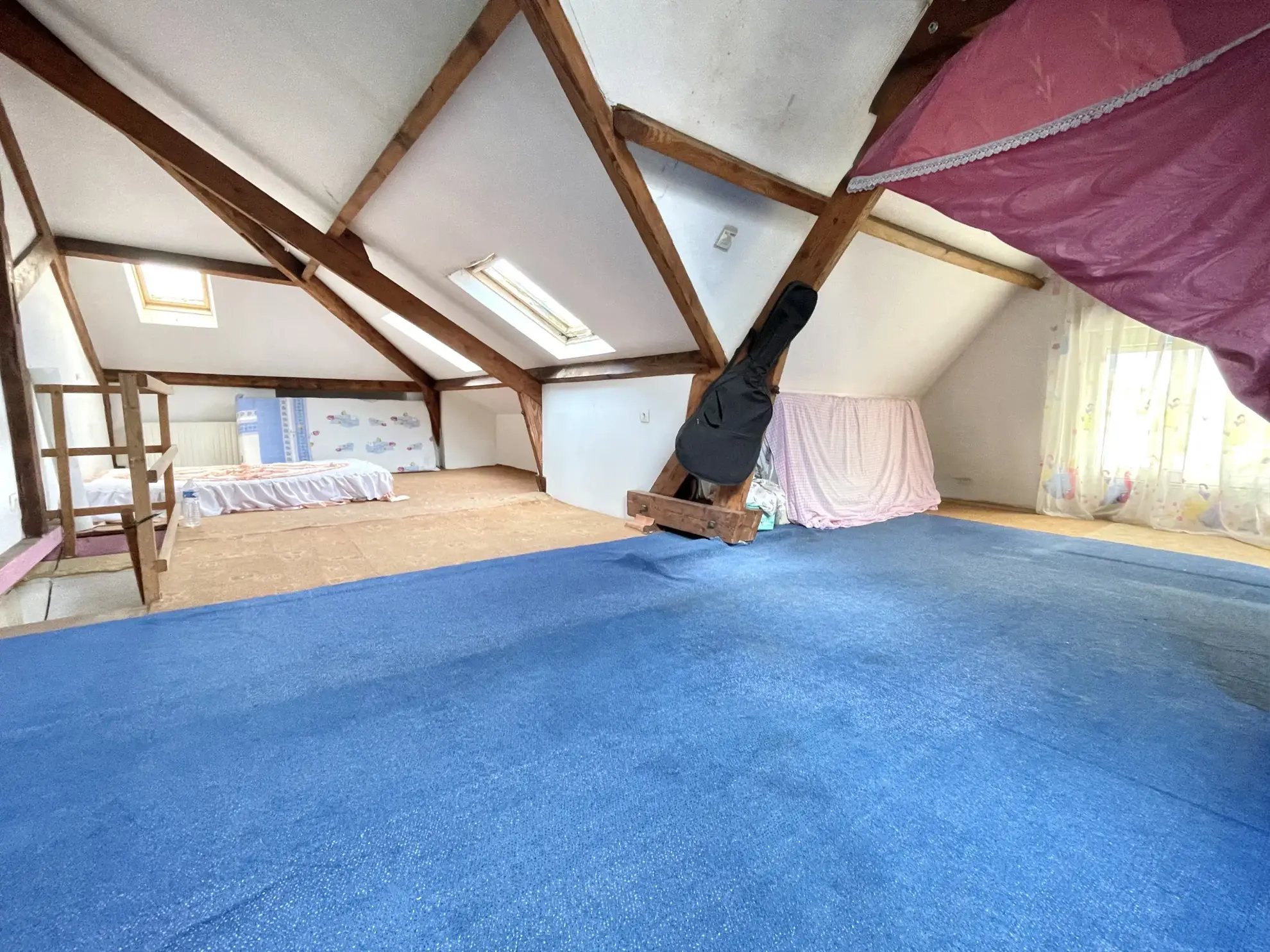 Maison à Saint-Quentin avec jardin, garage et grand parking - 112 m² 