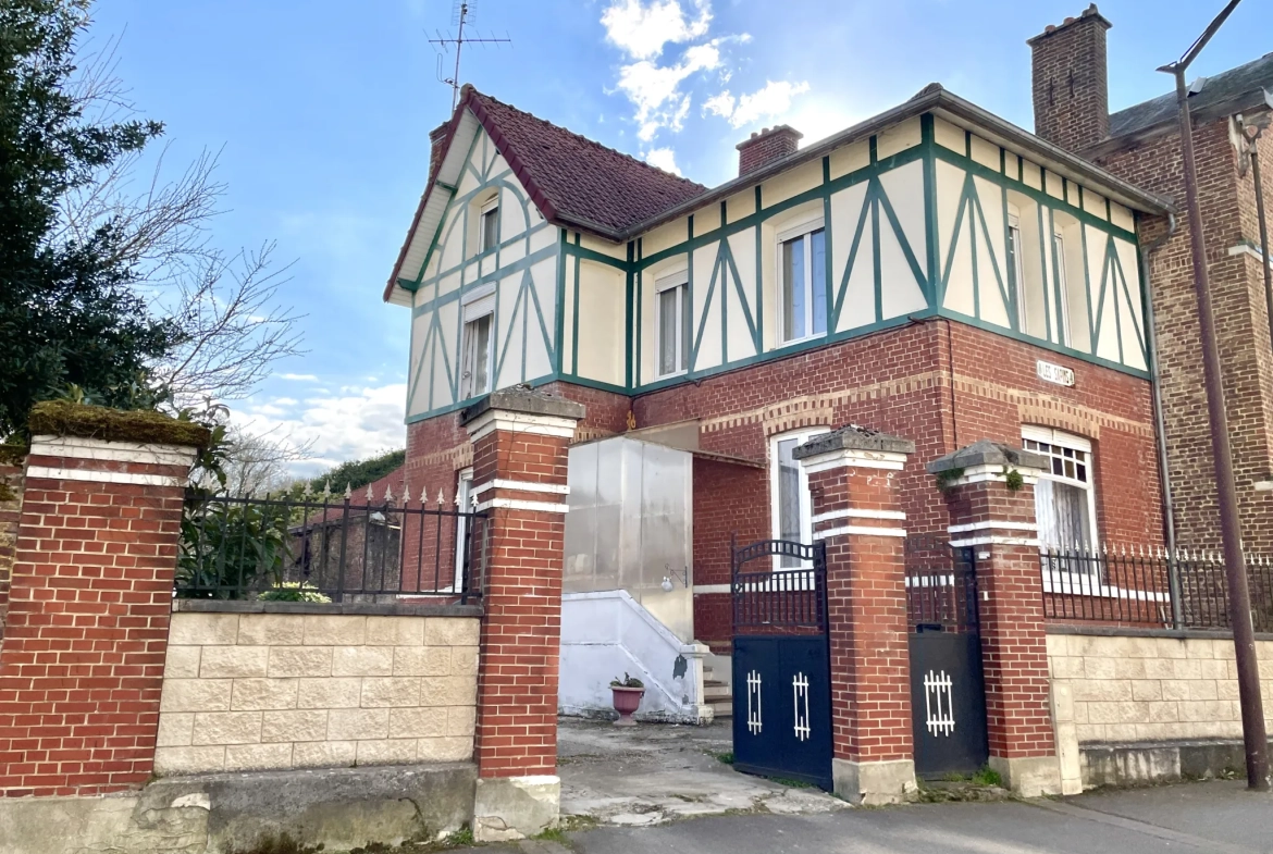 Maison à Saint-Quentin avec jardin, garage et grand parking - 112 m² 