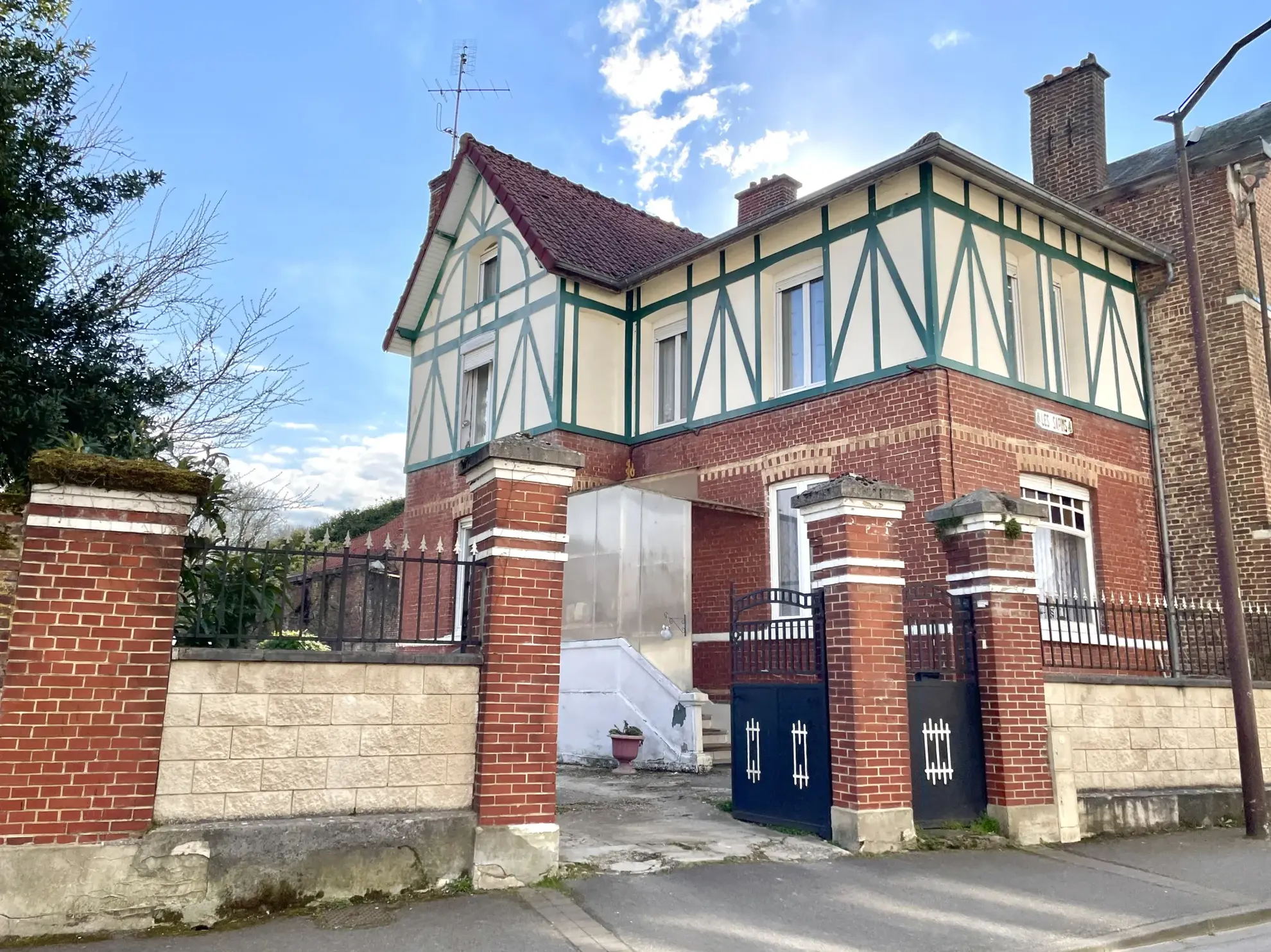 Maison à Saint-Quentin avec jardin, garage et grand parking - 112 m² 