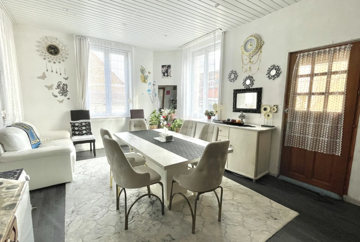 Maison à Saint-Quentin avec jardin, garage et grand parking - 112 m² 