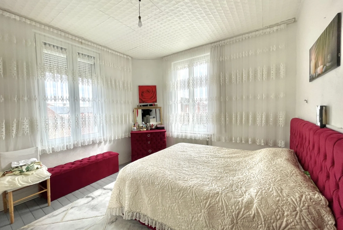 Maison à Saint-Quentin avec jardin, garage et grand parking - 112 m² 