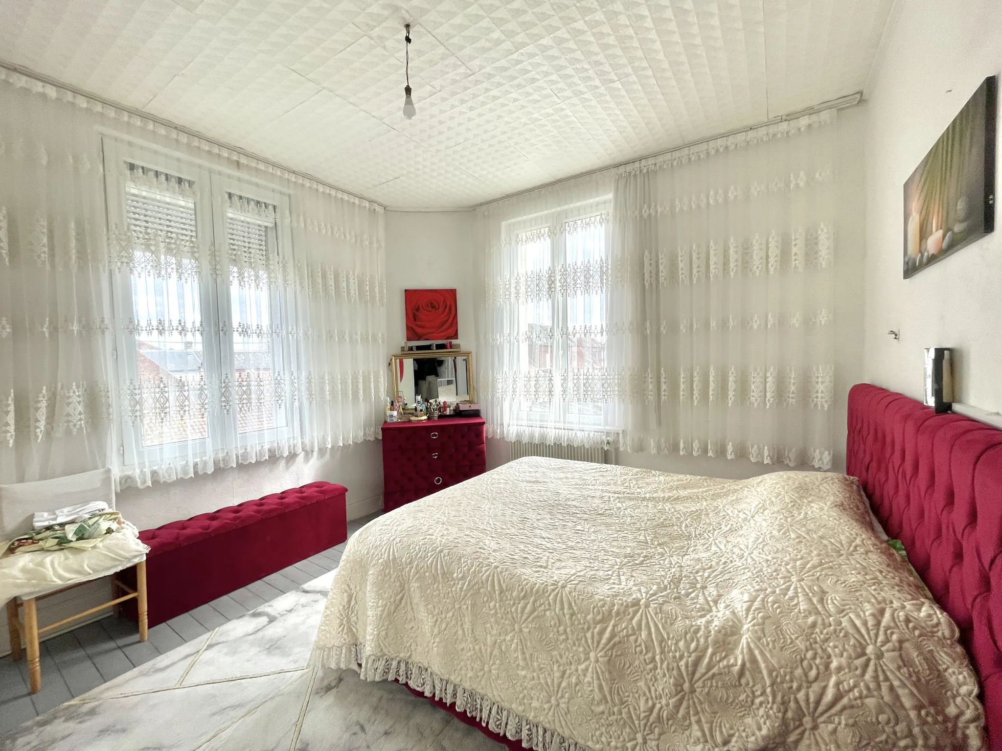 Maison à Saint-Quentin avec jardin, garage et grand parking - 112 m² 