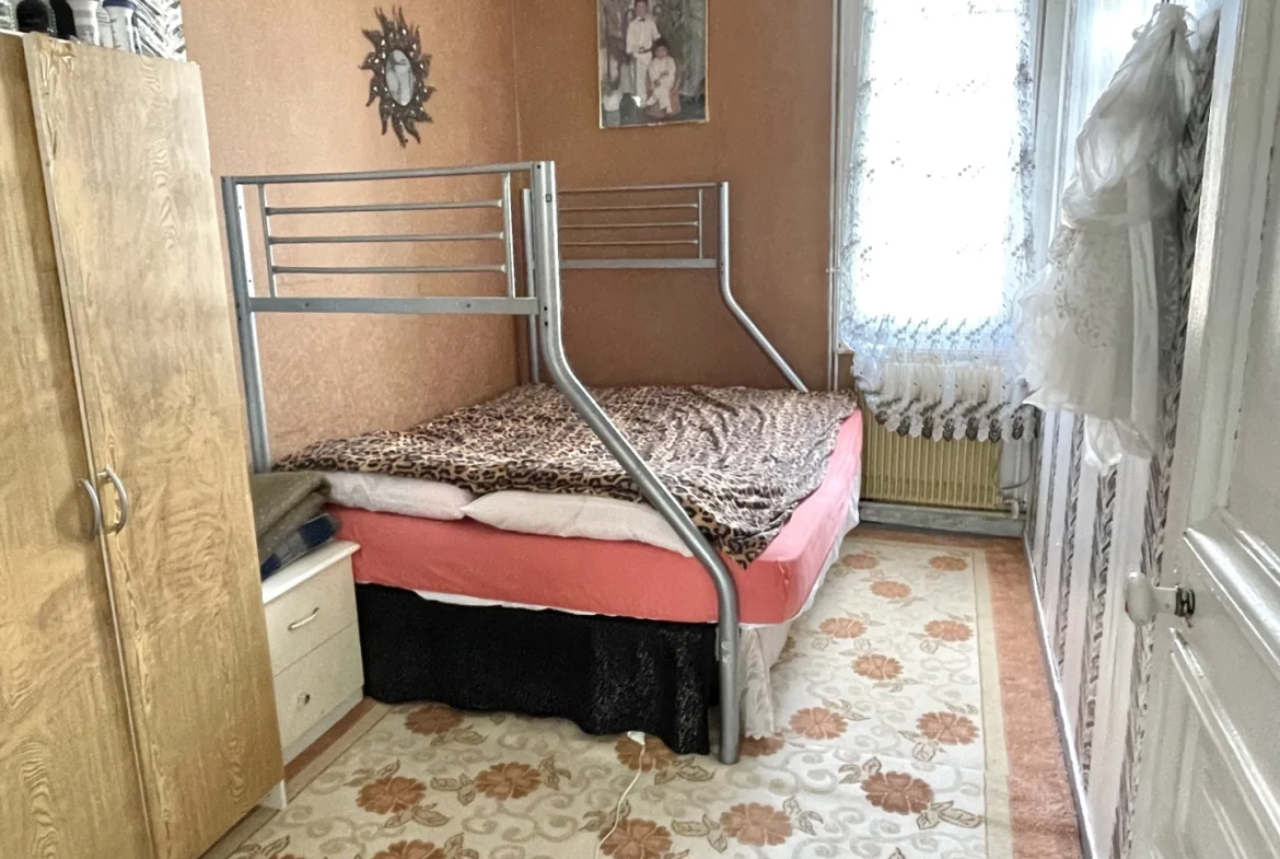 Maison à Saint-Quentin avec jardin, garage et grand parking - 112 m² 