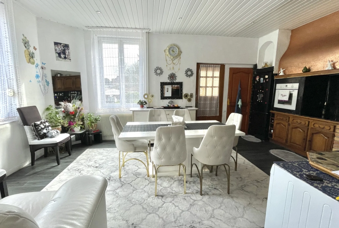 Maison à Saint-Quentin avec jardin, garage et grand parking - 112 m² 