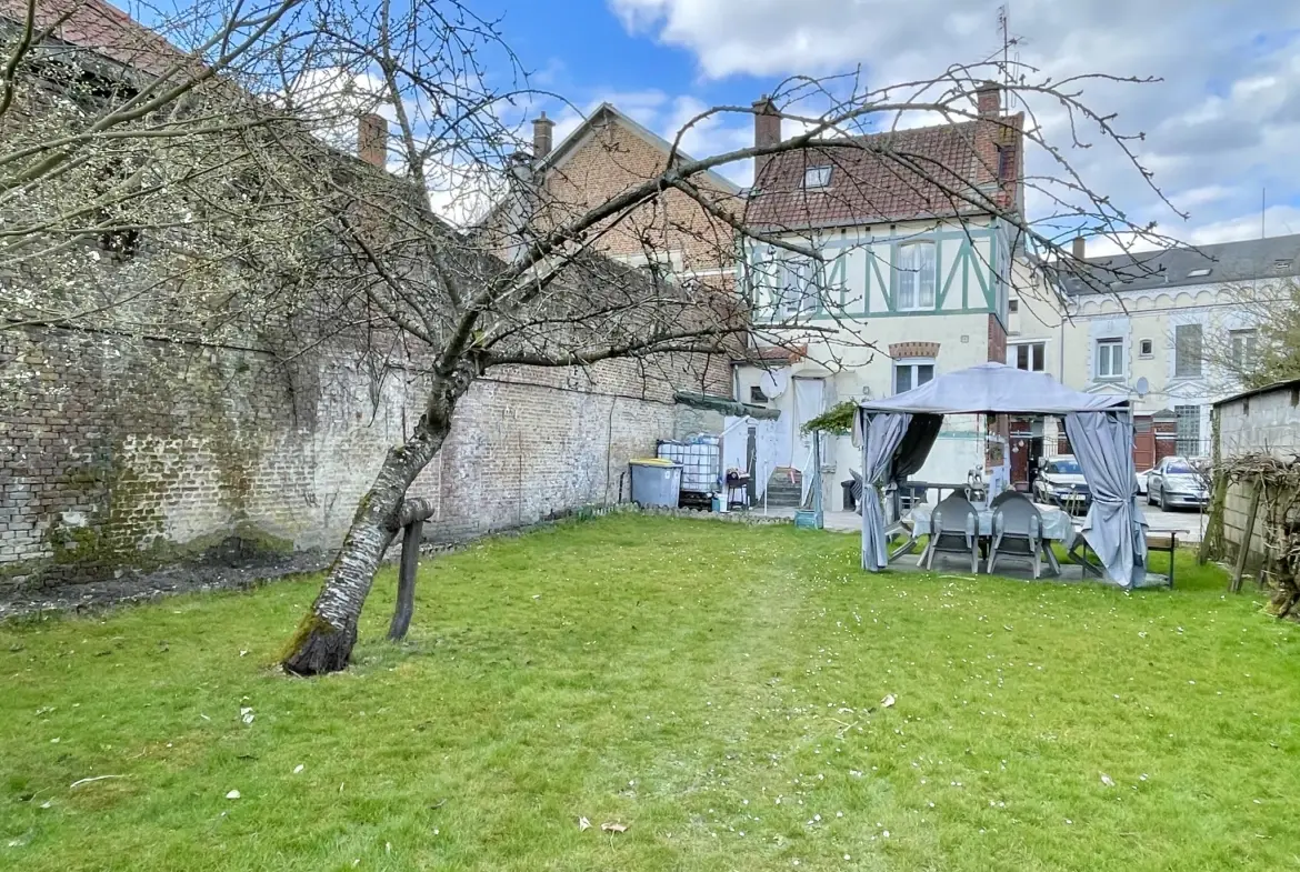 Maison à Saint-Quentin avec jardin, garage et grand parking - 112 m² 