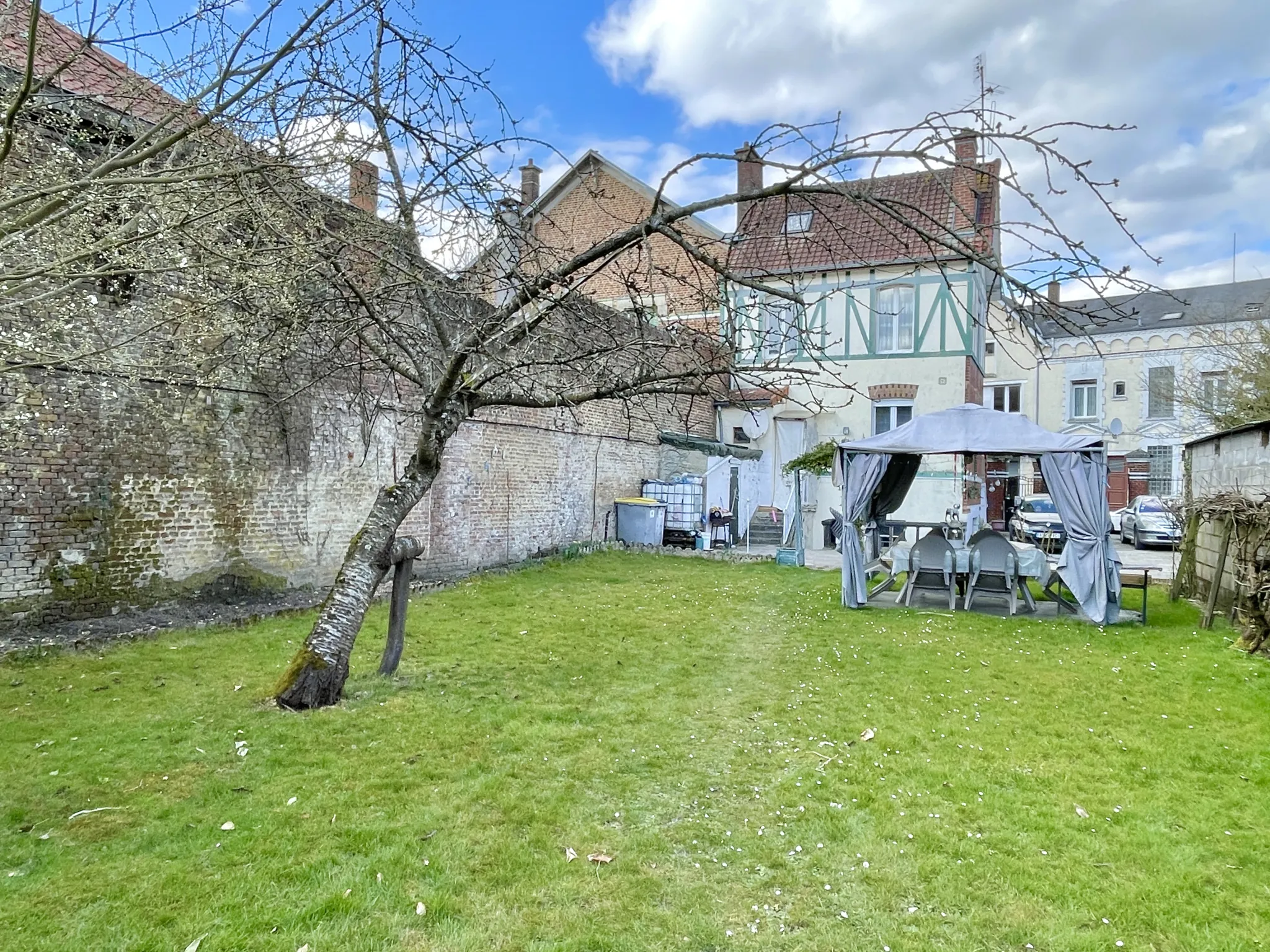 Maison à Saint-Quentin avec jardin, garage et grand parking - 112 m² 