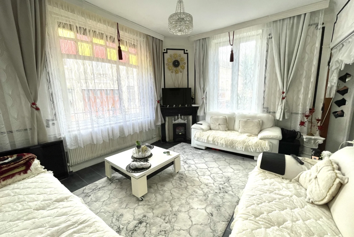 Maison à Saint-Quentin avec jardin, garage et grand parking - 112 m² 