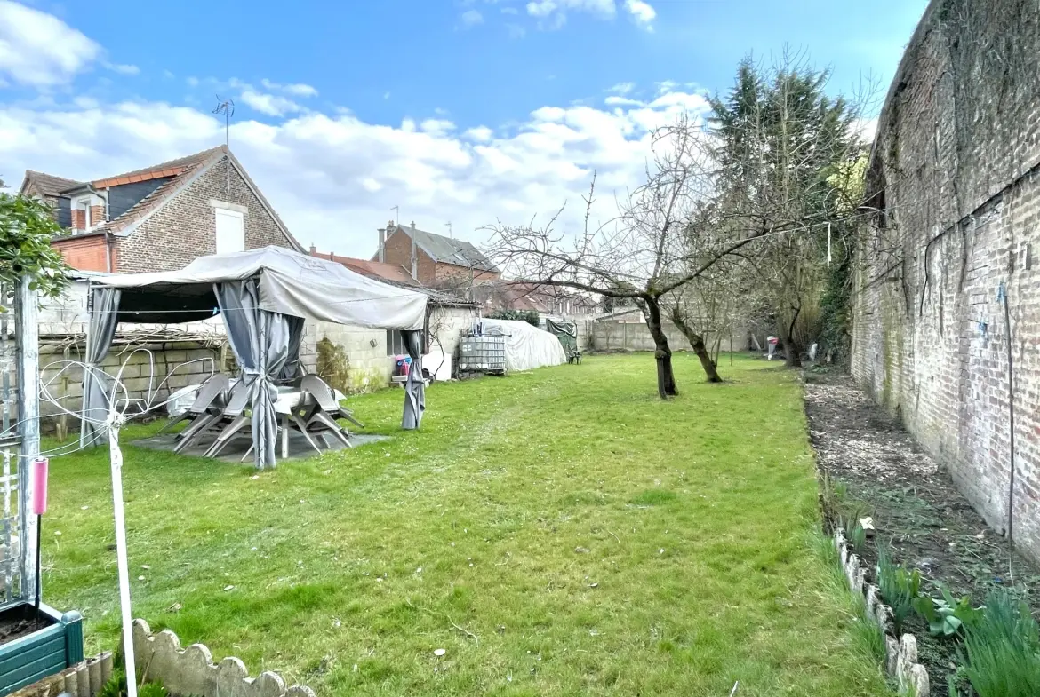 Maison à Saint-Quentin avec jardin, garage et grand parking - 112 m² 