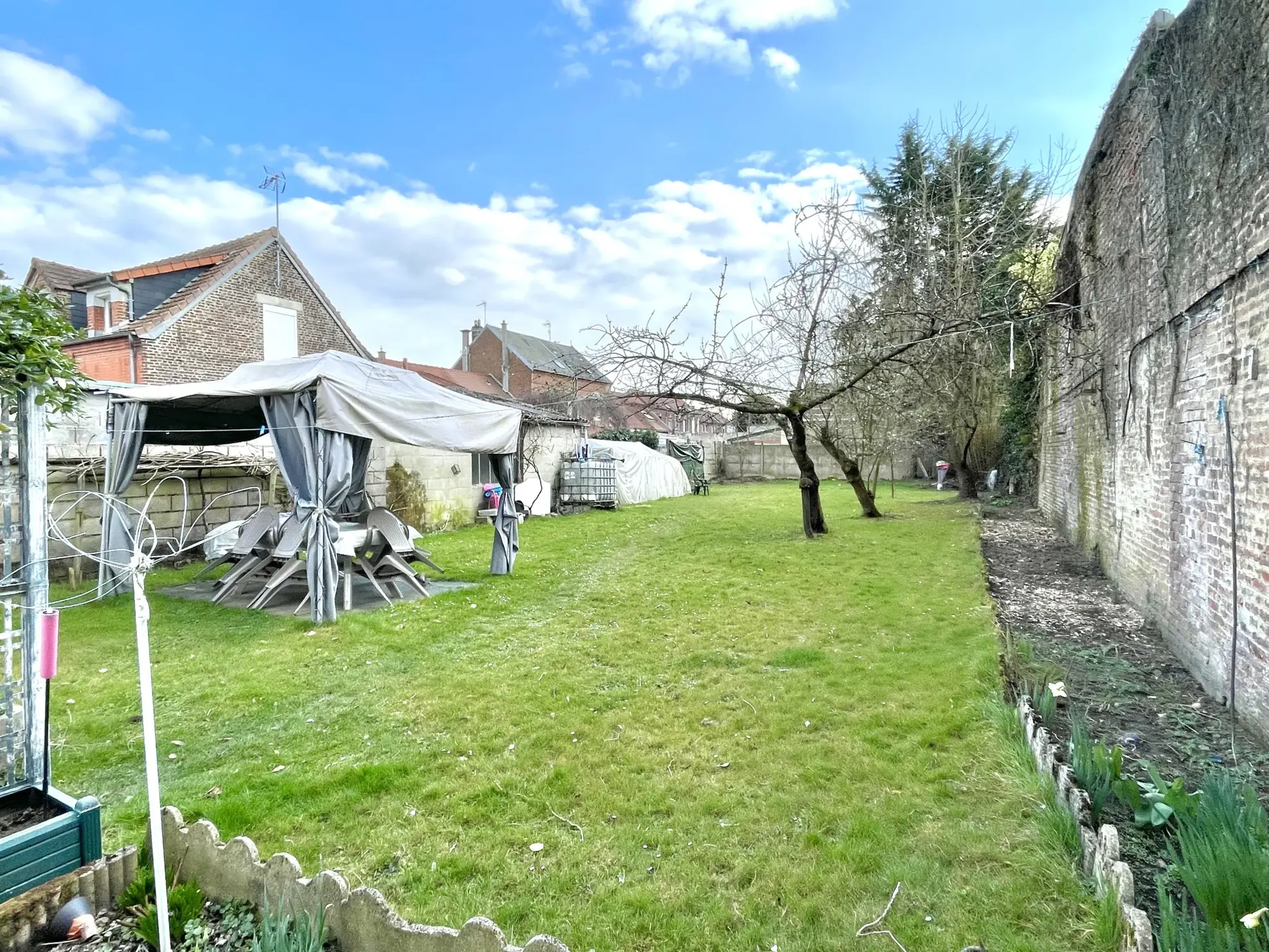 Maison à Saint-Quentin avec jardin, garage et grand parking - 112 m² 
