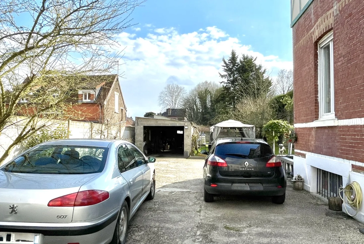 Maison à Saint-Quentin avec jardin, garage et grand parking - 112 m² 