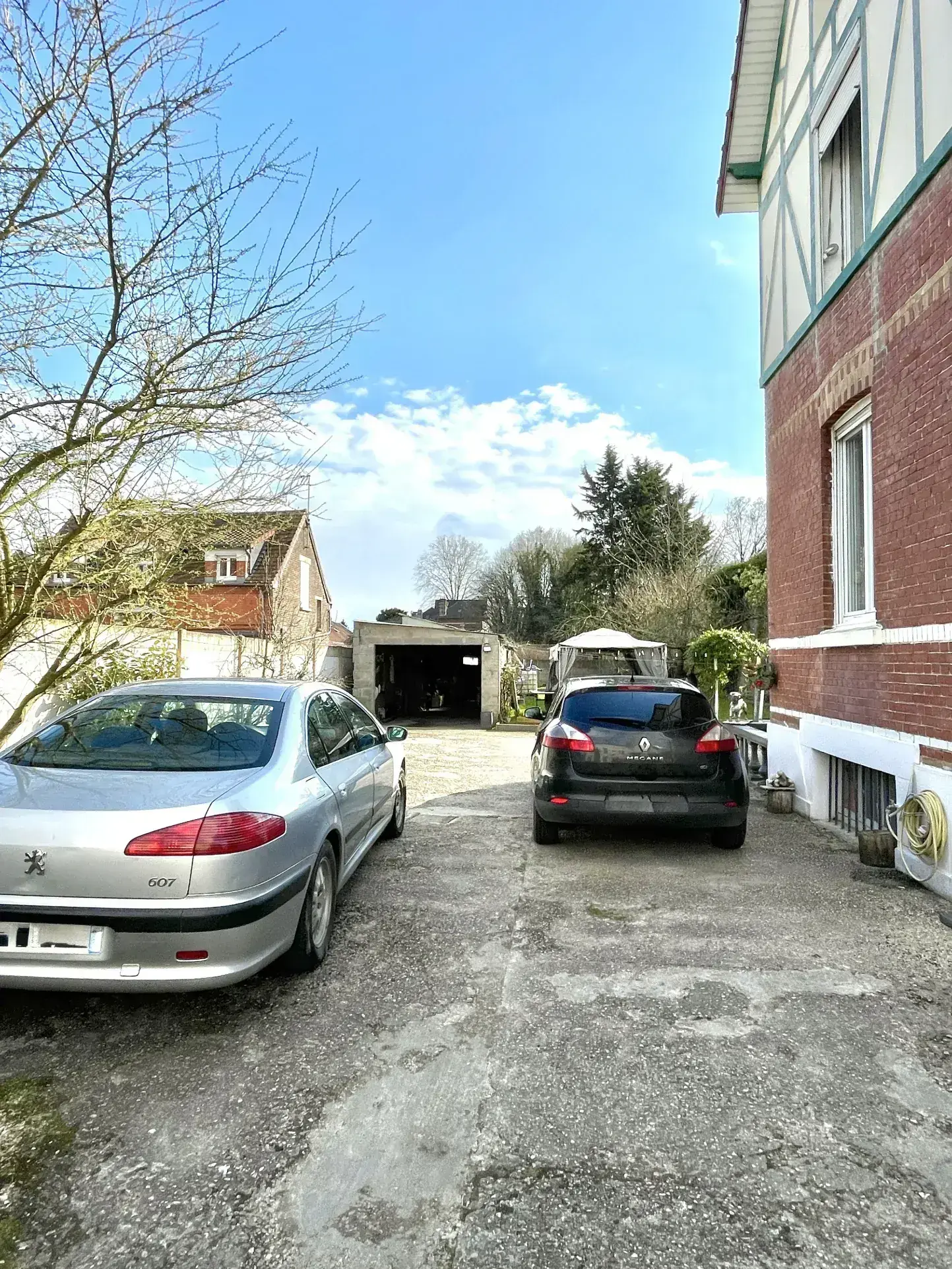 Maison à Saint-Quentin avec jardin, garage et grand parking - 112 m² 