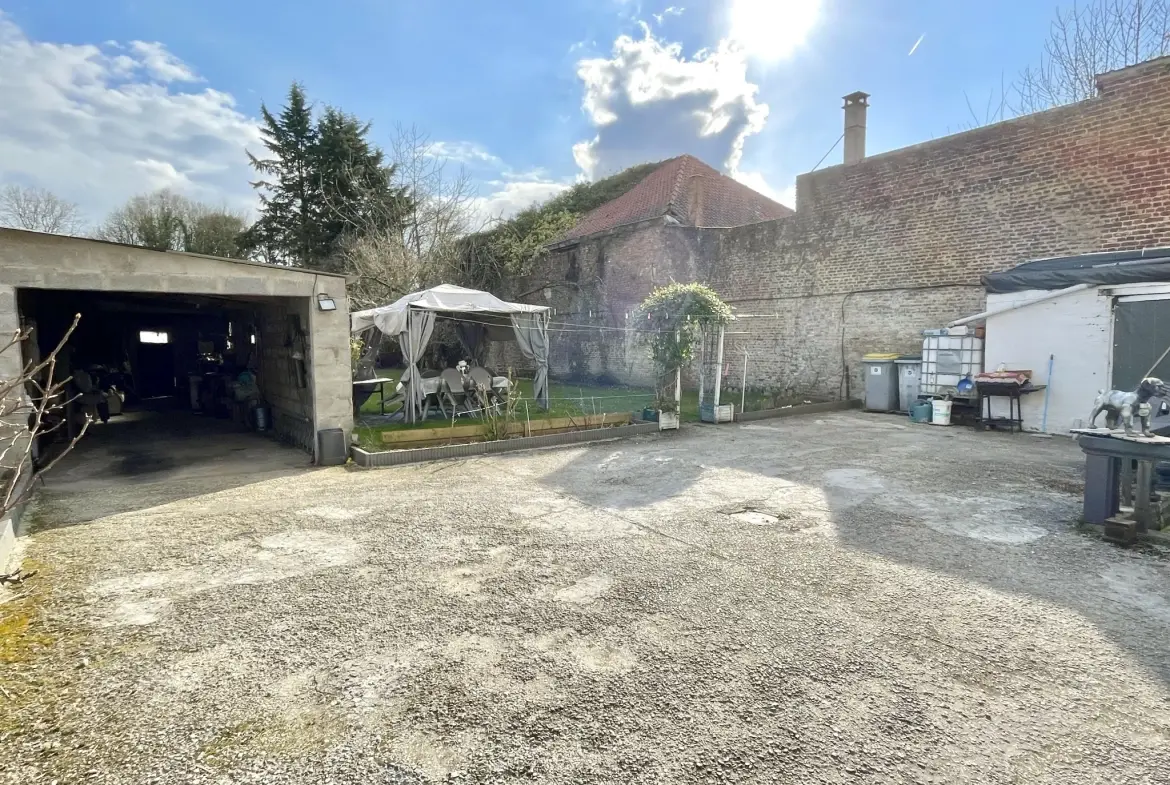 Maison à Saint-Quentin avec jardin, garage et grand parking - 112 m² 