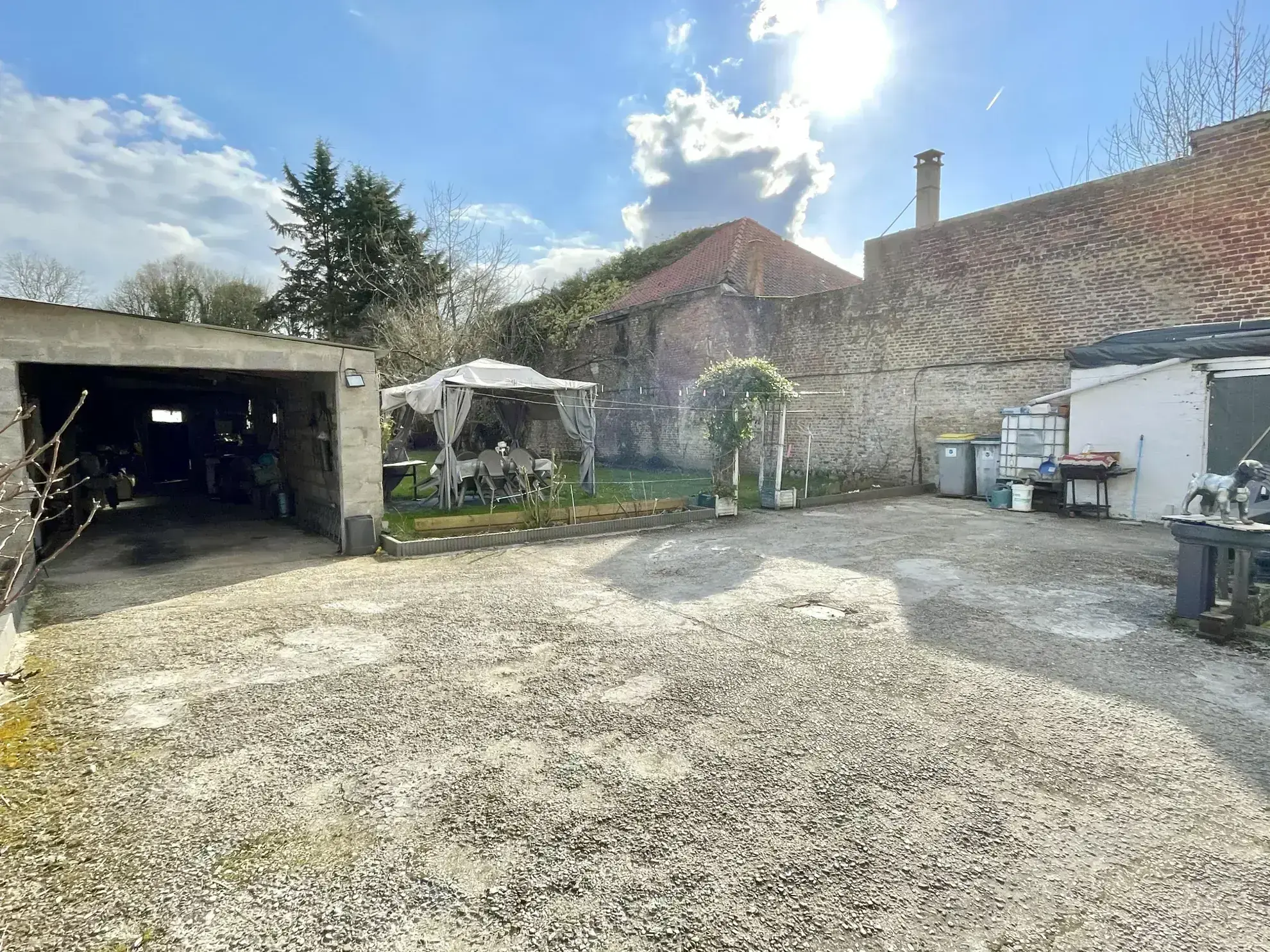Maison à Saint-Quentin avec jardin, garage et grand parking - 112 m² 