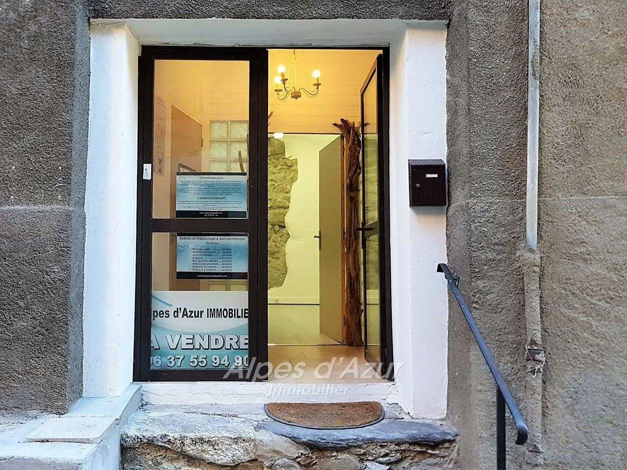Local commercial de 20 m² à vendre à Saint Martin Vésubie, idéal pour profession libérale ou commerce 