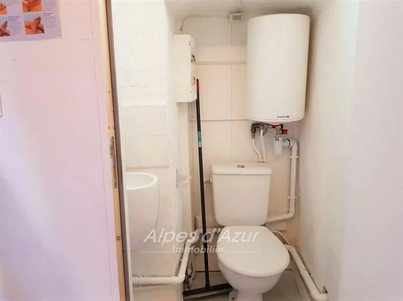 Local commercial de 20 m² à vendre à Saint Martin Vésubie, idéal pour profession libérale ou commerce 