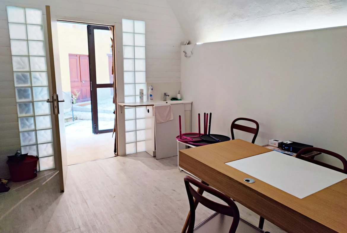 Local commercial de 20 m² à vendre à Saint Martin Vésubie, idéal pour profession libérale ou commerce 