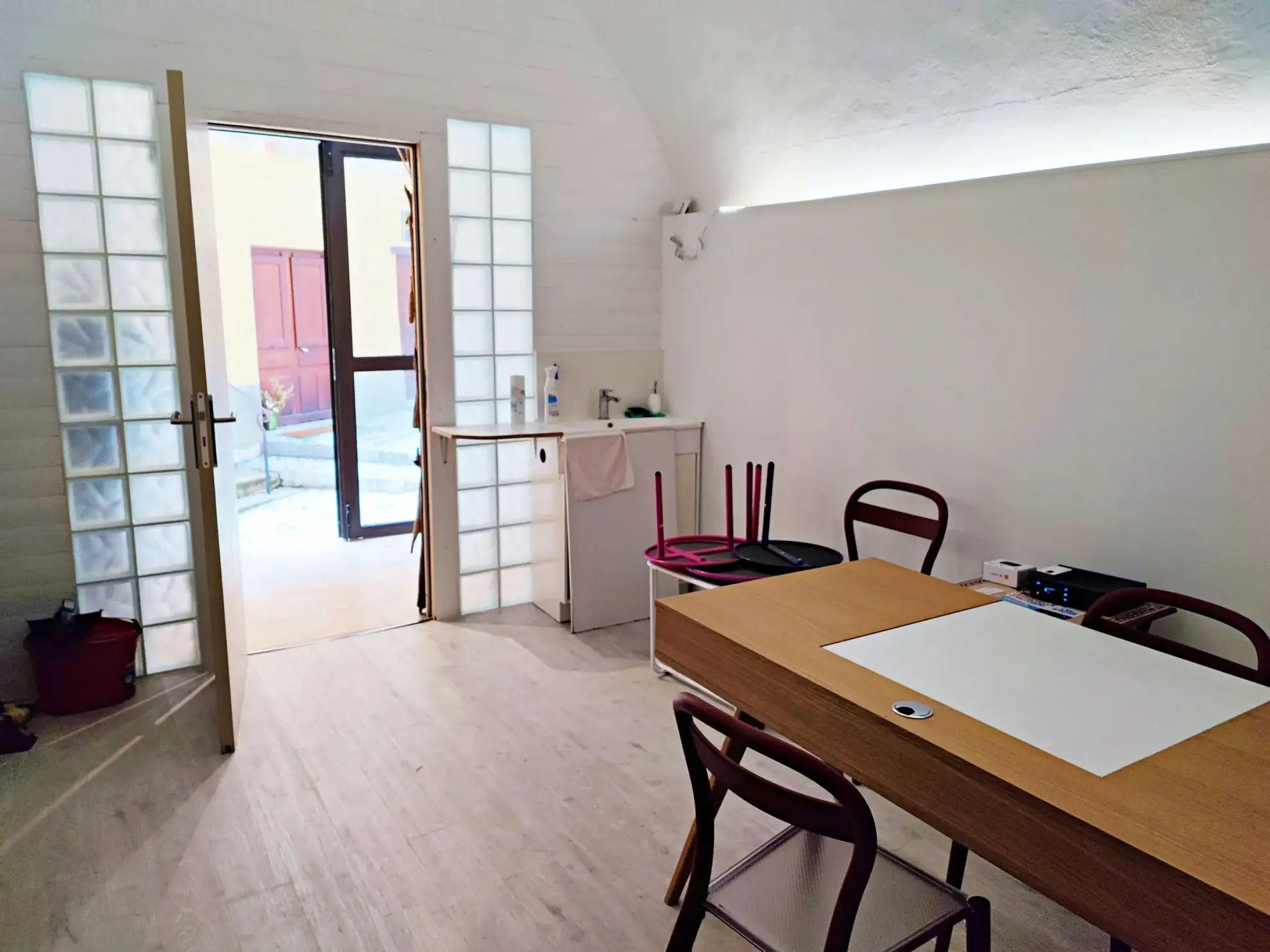 Local commercial de 20 m² à vendre à Saint Martin Vésubie, idéal pour profession libérale ou commerce 