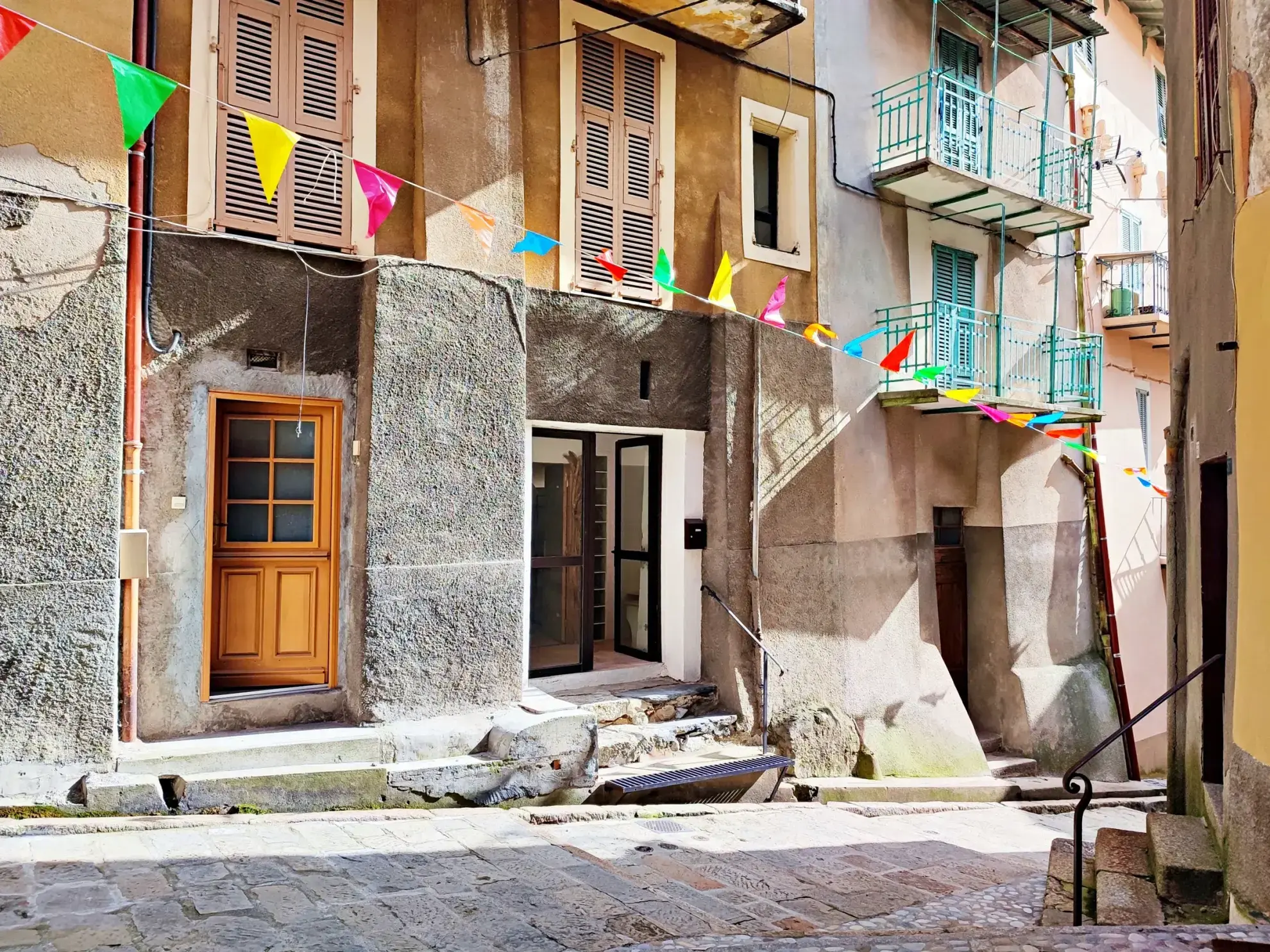 Local commercial de 20 m² à vendre à Saint Martin Vésubie, idéal pour profession libérale ou commerce 