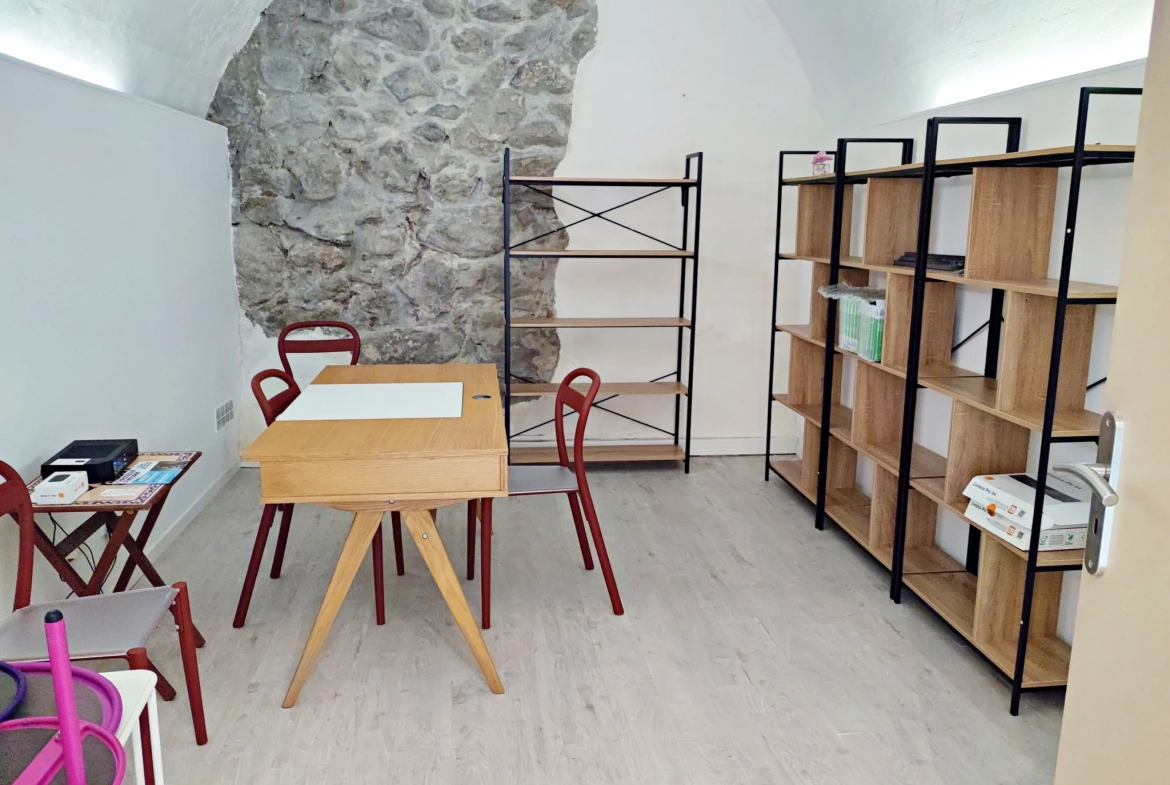 Local commercial de 20 m² à vendre à Saint Martin Vésubie, idéal pour profession libérale ou commerce 
