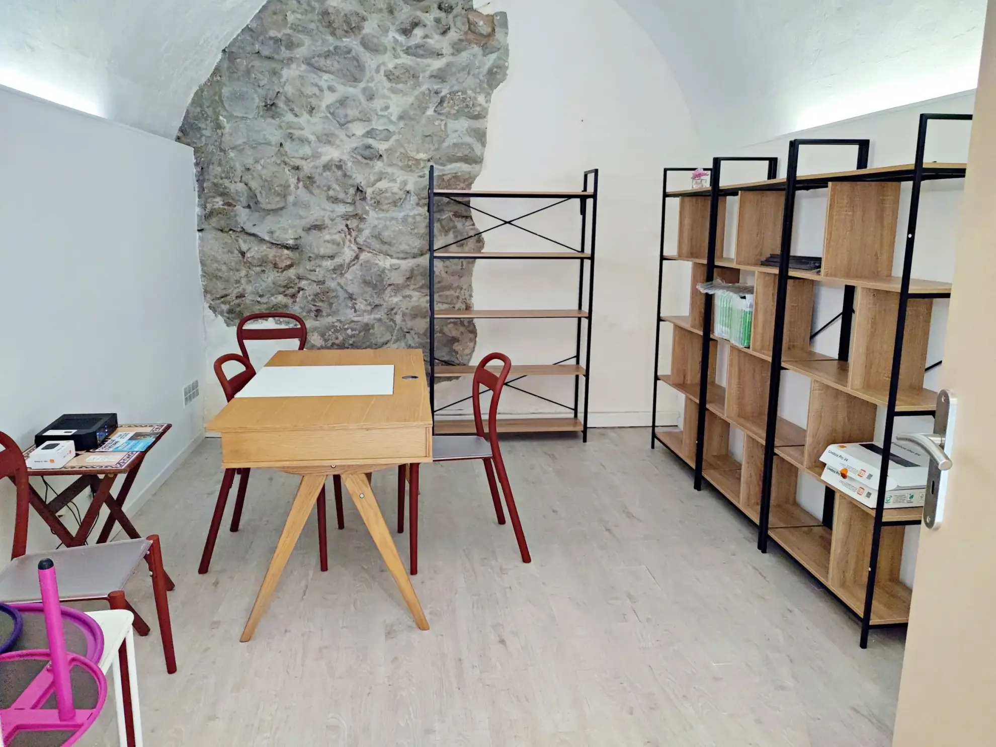 Local commercial de 20 m² à vendre à Saint Martin Vésubie, idéal pour profession libérale ou commerce 