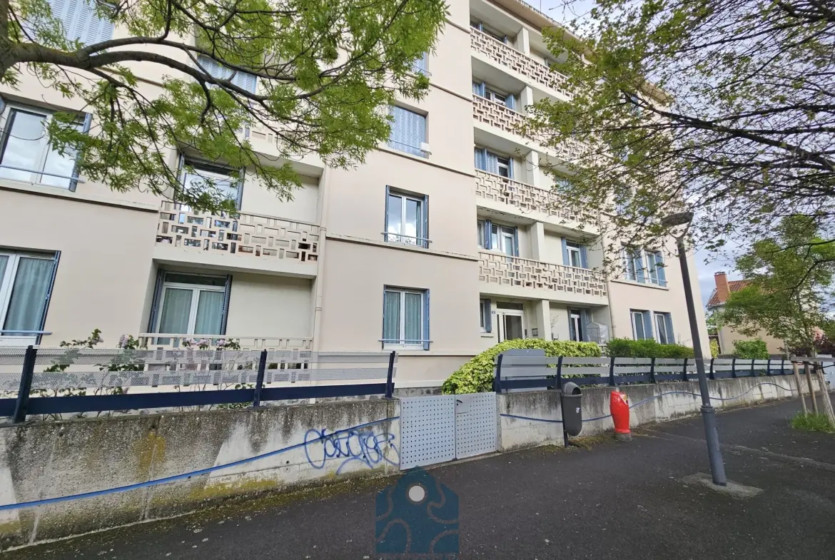 Appartement T3 à Clermont-Ferrand avec garage, balcon et vue sur le Puy-de-Dôme 
