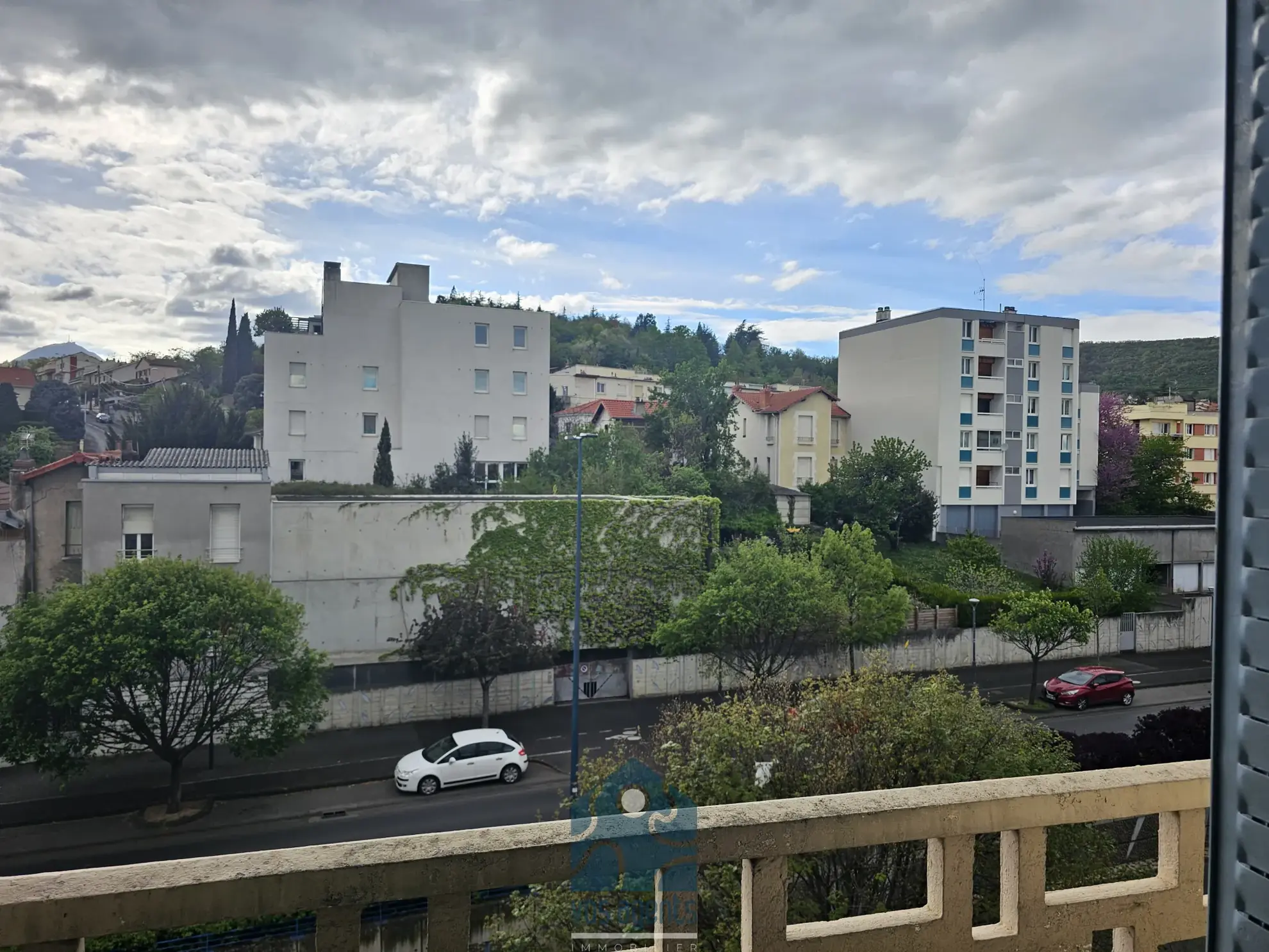 Appartement T3 à Clermont-Ferrand avec garage, balcon et vue sur le Puy-de-Dôme 