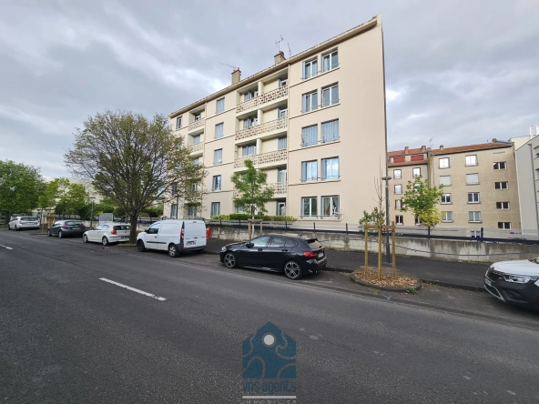 Appartement T3 à Clermont-Ferrand avec garage, balcon et vue sur le Puy-de-Dôme