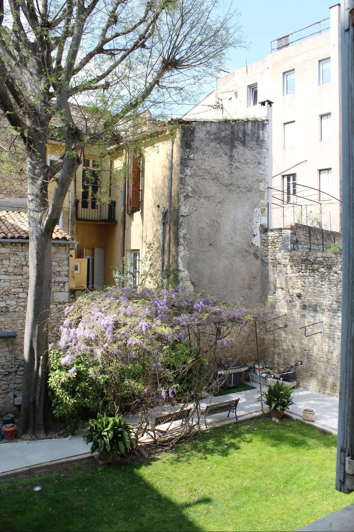Appartement T3 de Charme avec Vue sur Jardin au Cœur de Nîmes 
