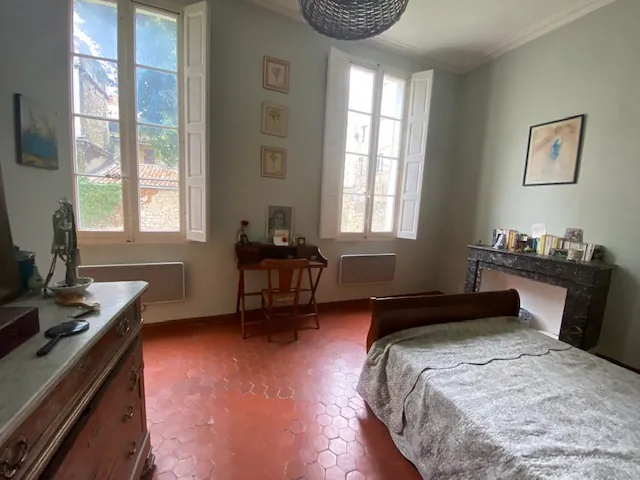 Appartement T3 de Charme avec Vue sur Jardin au Cœur de Nîmes 