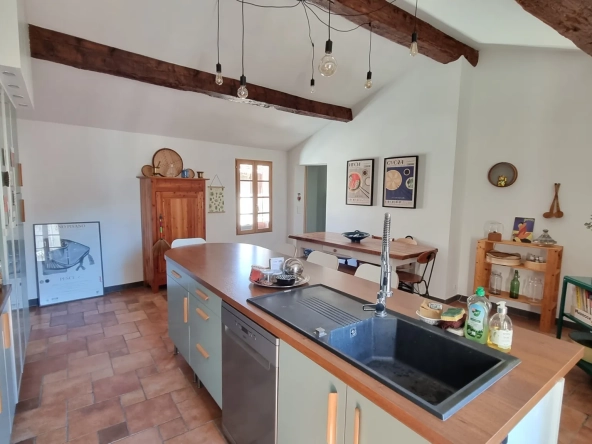 Appartement 4 pièces rénové à Sommieres - 113,49 m², proche centre-ville 