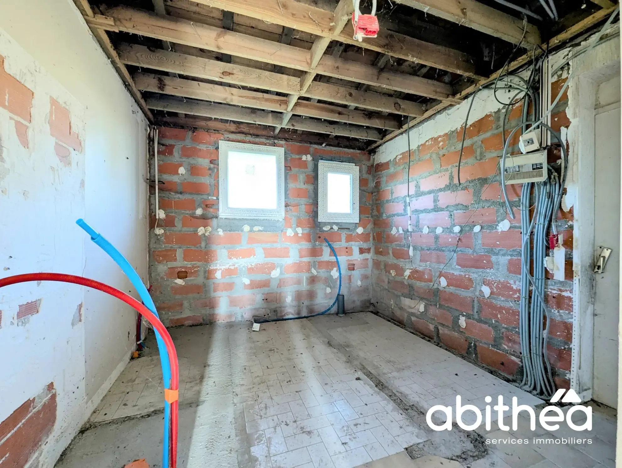 Maison en pierre à rénover de 110 m2 à Galgon, potentiel intéressant 