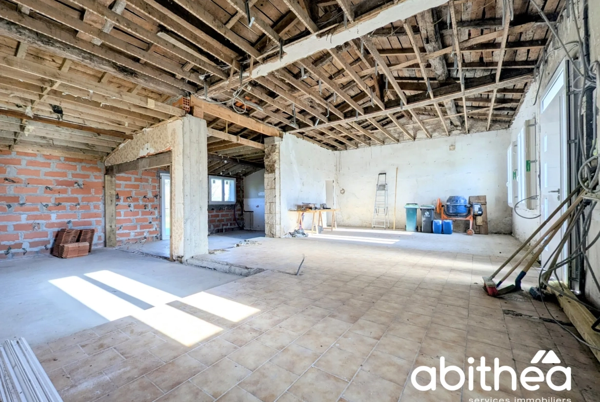 Maison en pierre à rénover de 110 m2 à Galgon, potentiel intéressant 